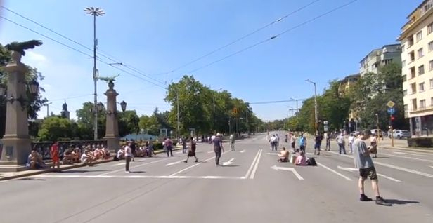 Безумието продължава! Малцина протестъри затапиха Орлов мост и СУ БЛИЦ TV