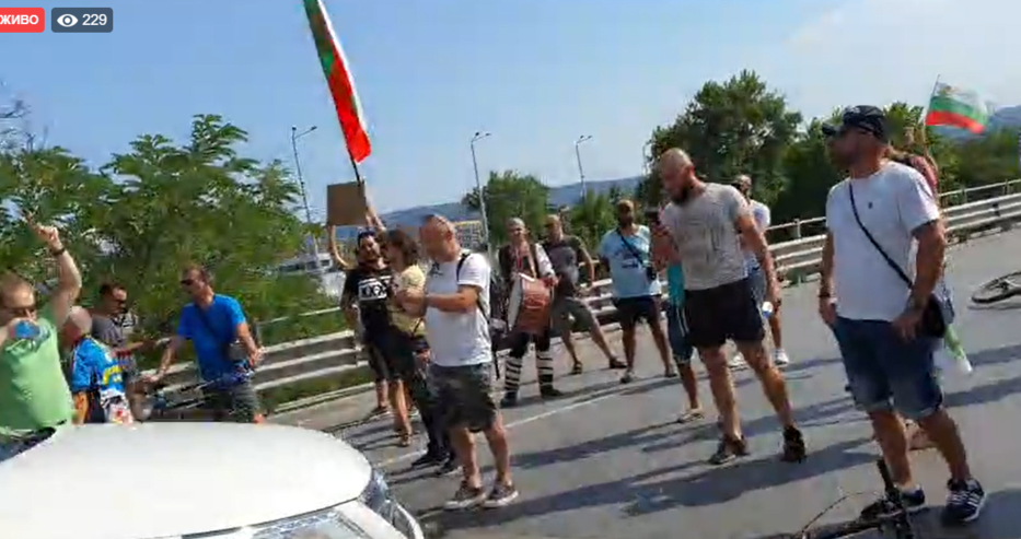 Блокираха внезапно Аспаруховия мост във Варна НА ЖИВО 