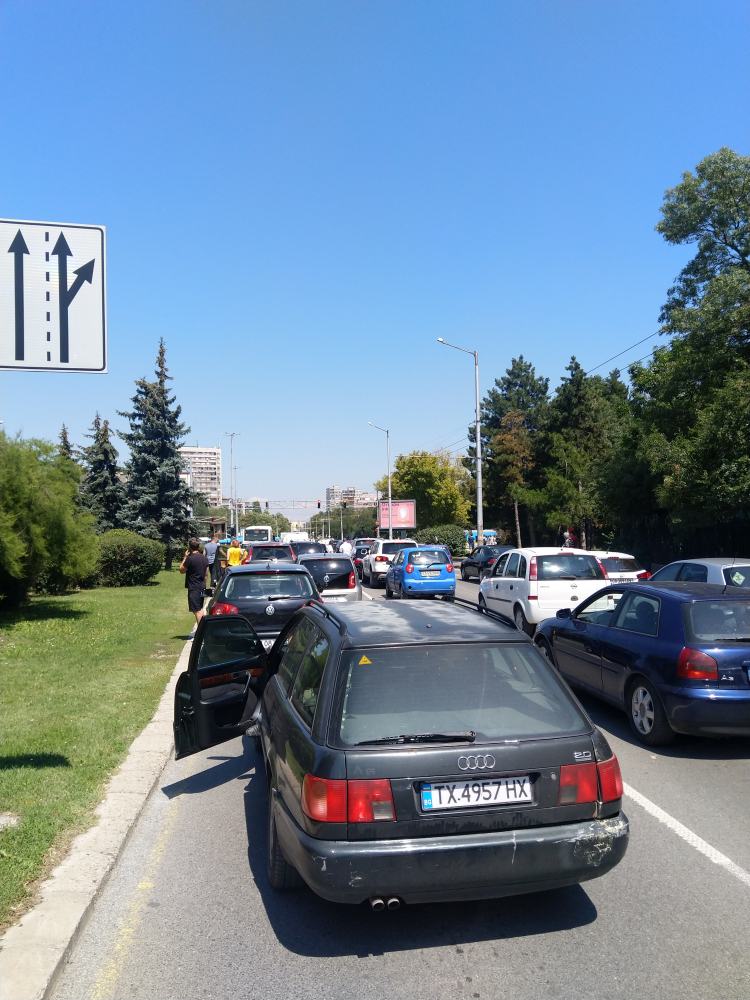 Нови СНИМКИ от блокадата в София: Шофьорите са на предела, това е безобразие! 