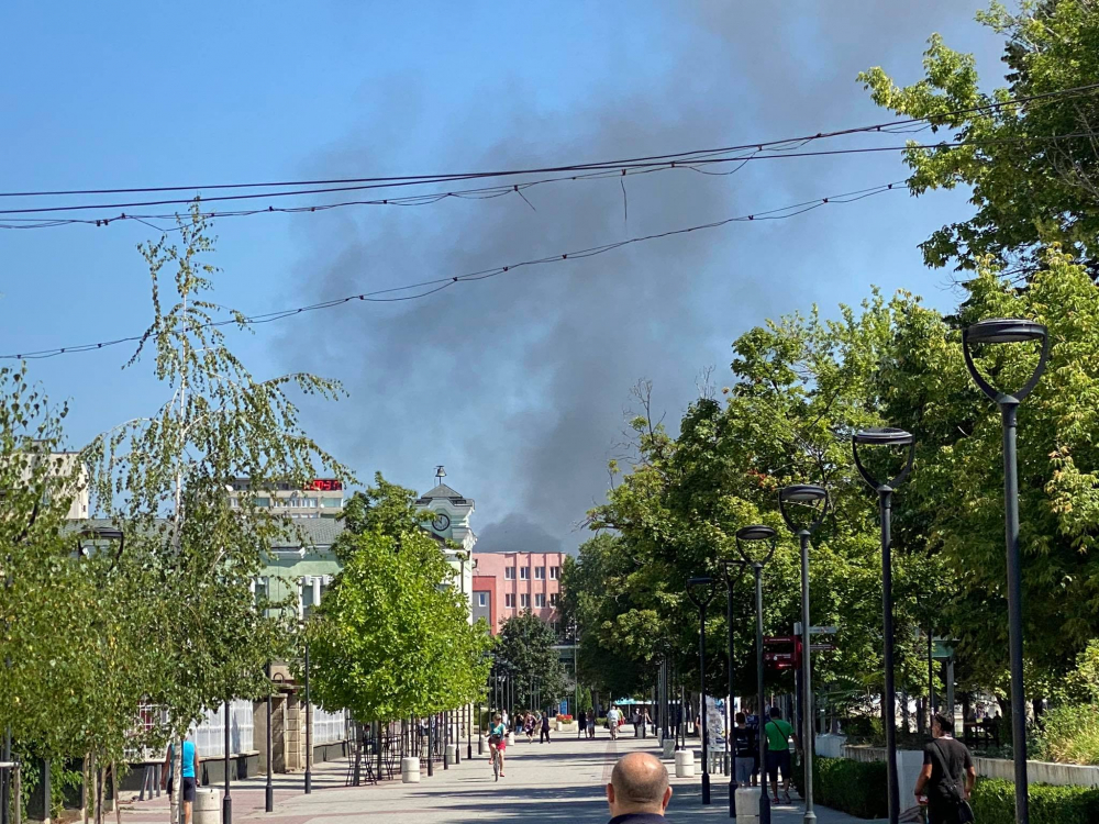 Голям пожар гори в Търговище СНИМКИ