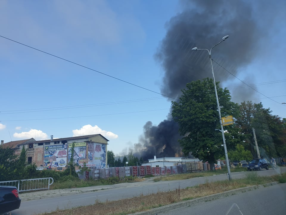 Голям пожар гори в Търговище СНИМКИ