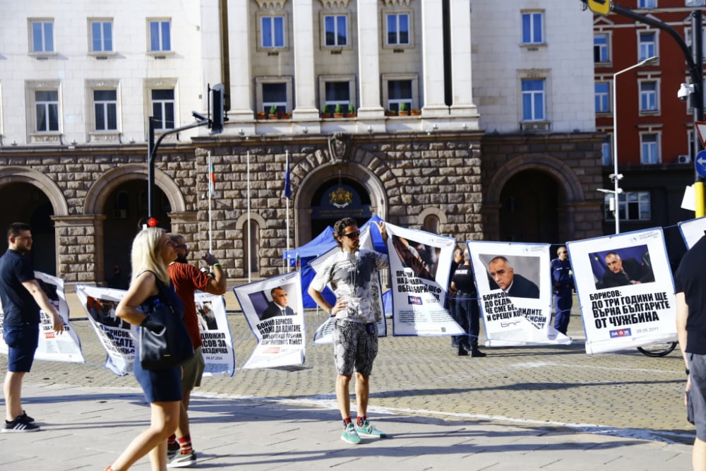 Мистерия: Протестърите опънаха еднакви палатки пред МС СНИМКИ