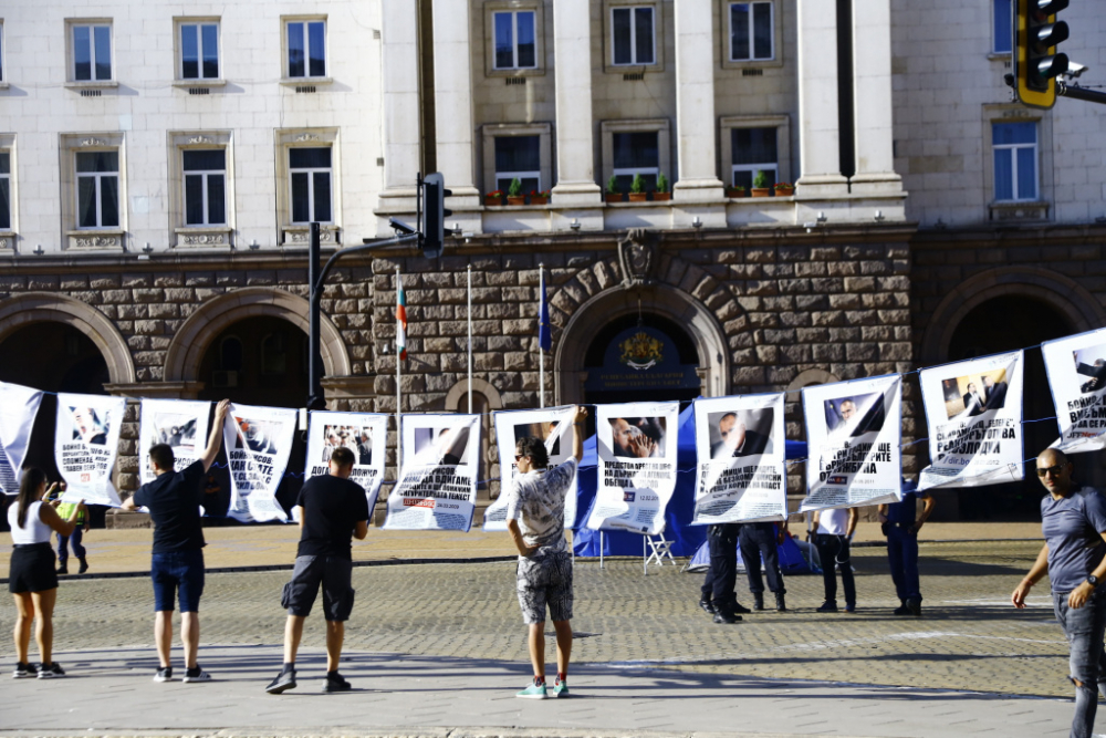 Мистерия: Протестърите опънаха еднакви палатки пред МС СНИМКИ