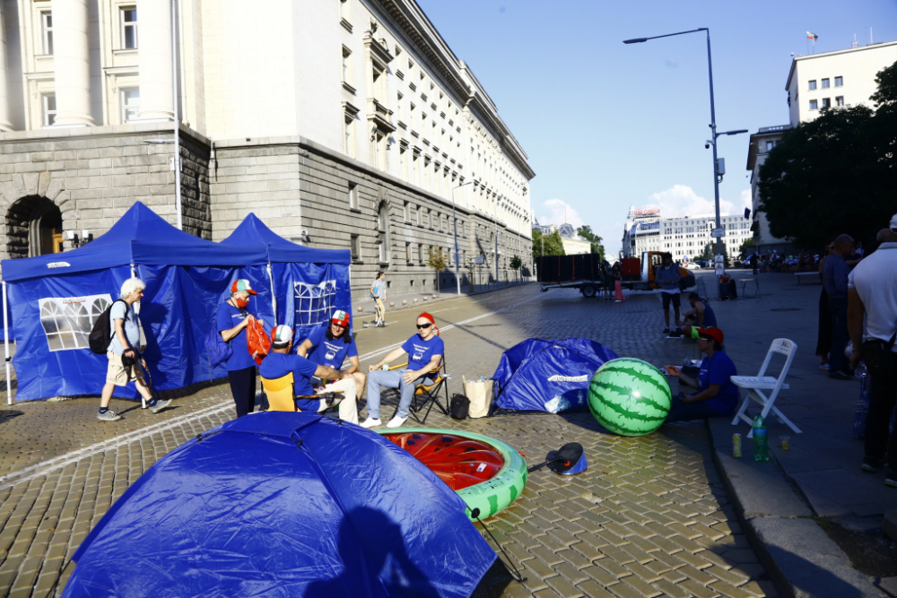Мистерия: Протестърите опънаха еднакви палатки пред МС СНИМКИ