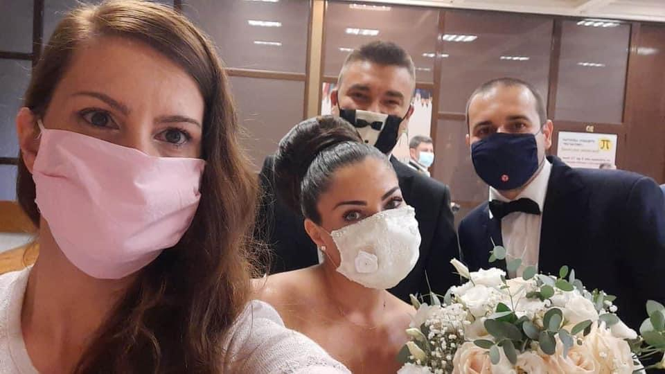 Сватба с маски! Наша поп певица се омъжи по време на Covid-19
