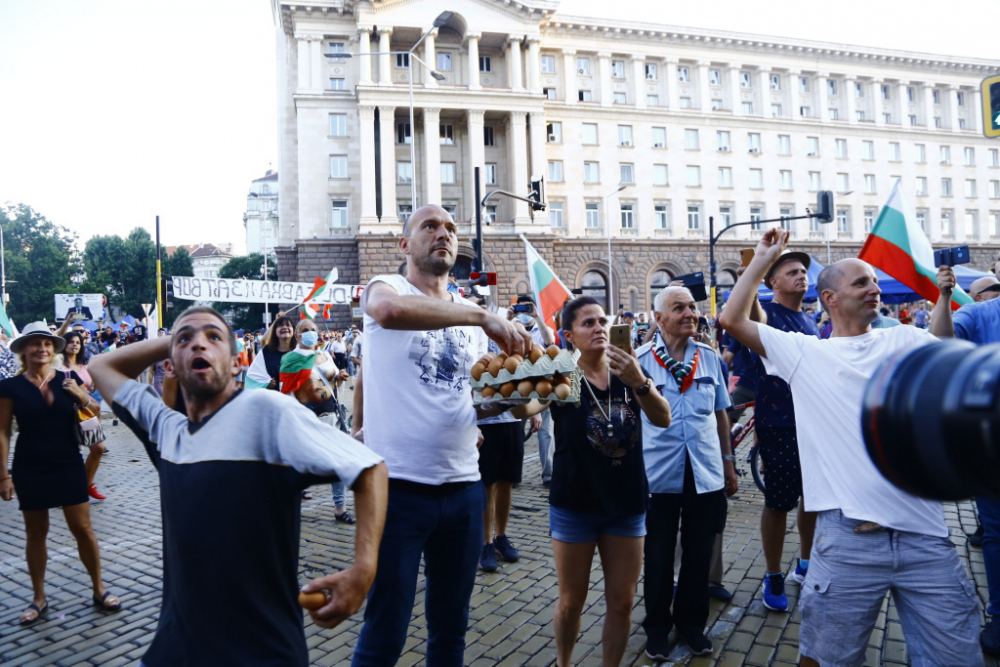 ФОТО бомба в БЛИЦ: Ето кой и как подстрекава провокаторите на протеста 