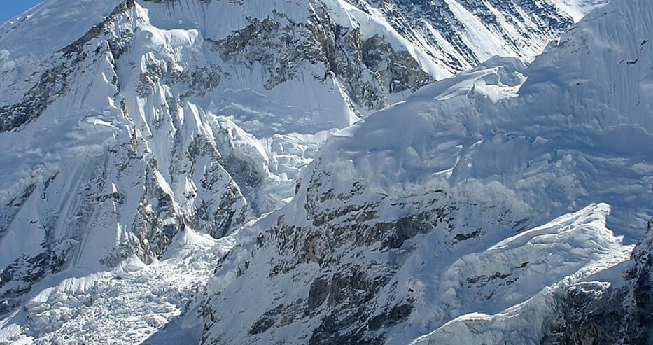 Еверест отново е отворен за изкачване, но при социална дистанция
