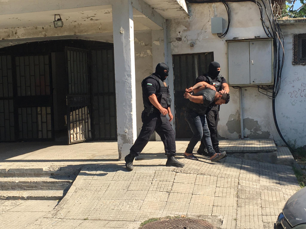 Най-малко десетима са арестуваните в Кумлука, спецакцията продължава СНИМКИ