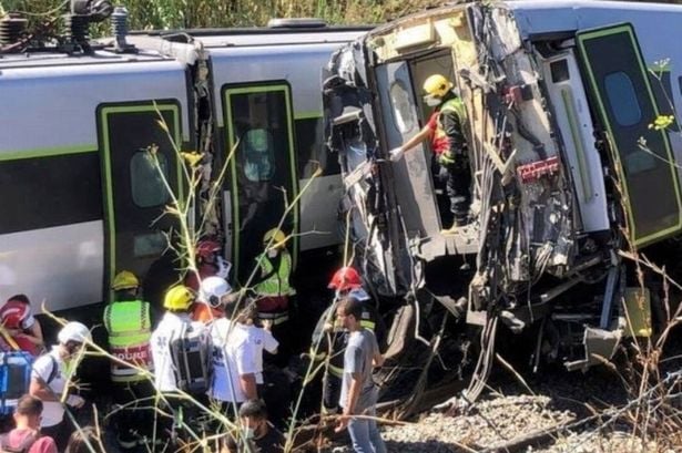 Страшна влакова катастрофа, има загинал, а пострадалите са над 50 СНИМКИ