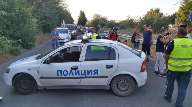 Кошмарът продължава! Пътят към магистрала "Тракия" край Стара Загора осъмна блокиран 