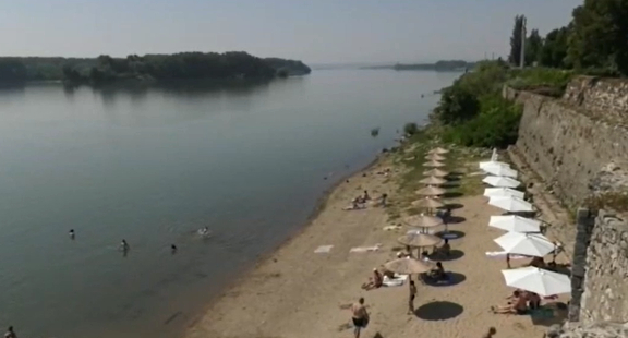 Брегът на Дунав се напълни с плажуващи въпреки забраната