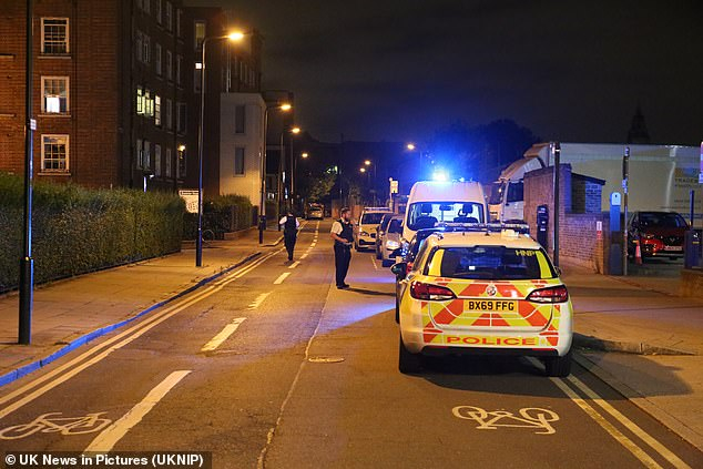 Зловеща нощ в Лондон: Бум на стрелби, една от тях с картечница СНИМКИ