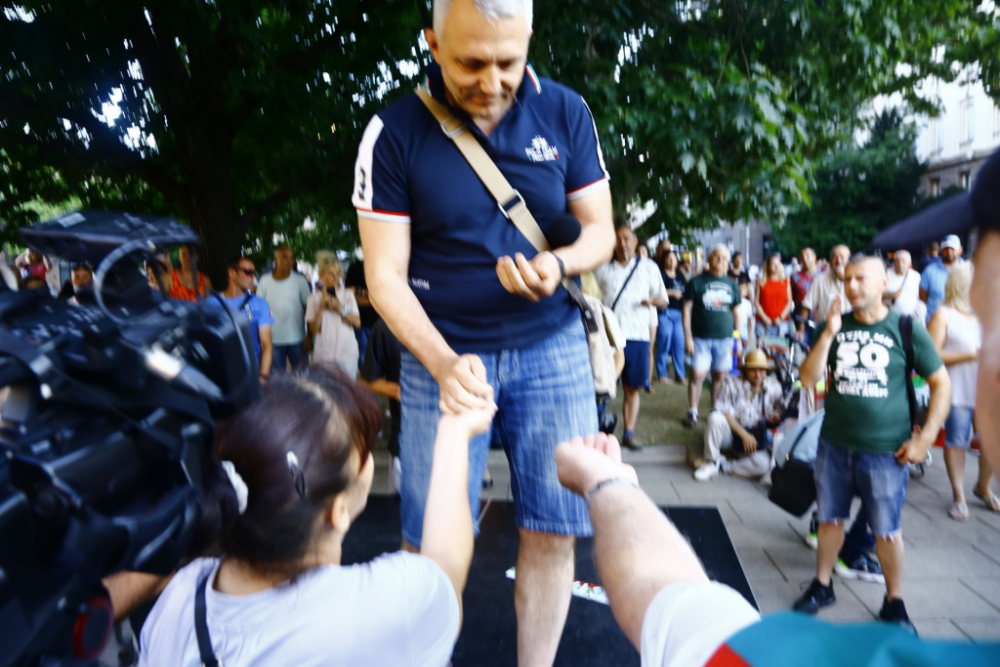 Хаджигенов се изгаври с протеста и призна откъде са му парите СНИМКИ 