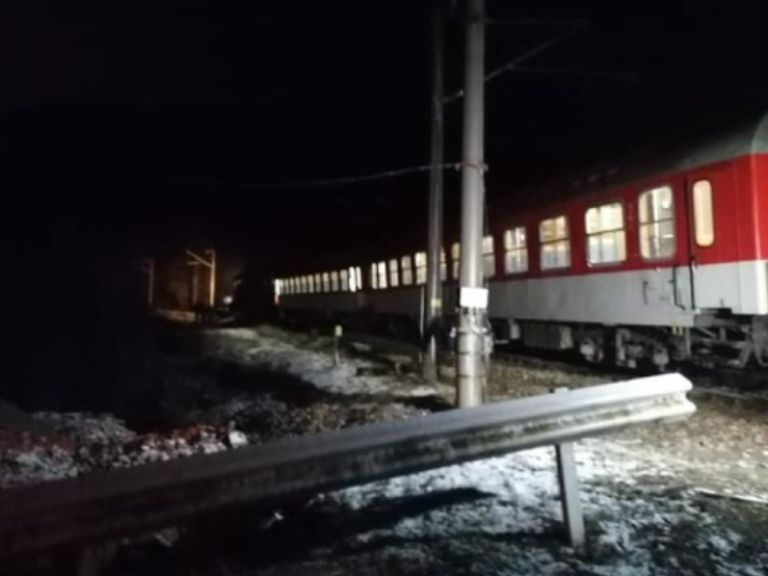Тежък инцидент: Влак блъсна кола с мъж и жена край Разград