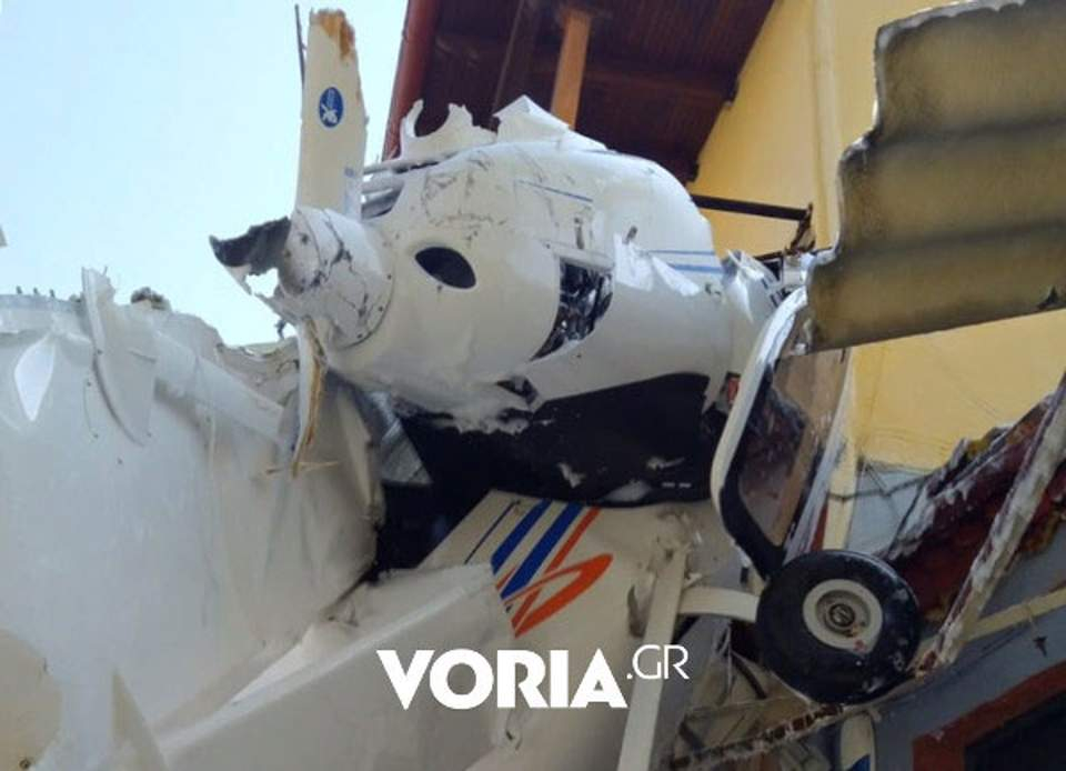 Зрелищни СНИМКИ: Самолет се разби в къща до Серес