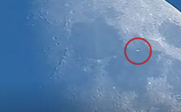 Тайнствено НЛО прелетя над повърхността на Луната