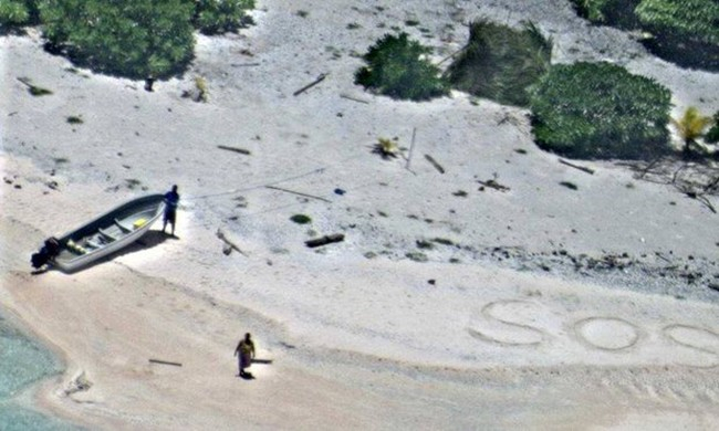 Като на филм: Надпис SOS на пясъка на затънтен остров спаси трима мъже