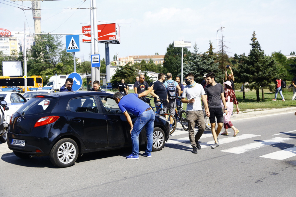 Протестъри налазиха кръговото на Четвърти километър под Цариградско шосе СНИМКИ