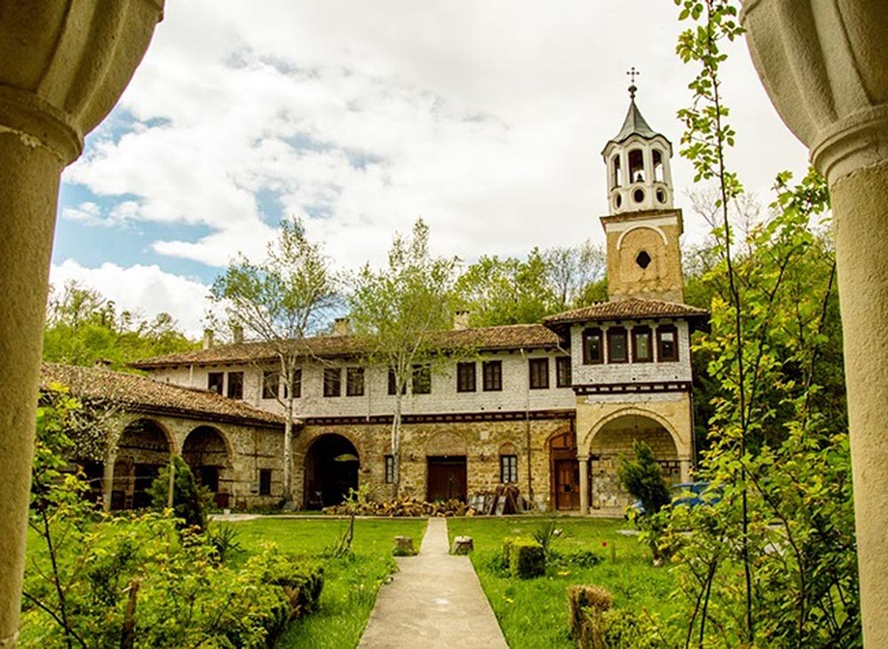 Емблематичните български храмове: В Плаковския манастир е замислена Велчовата завера