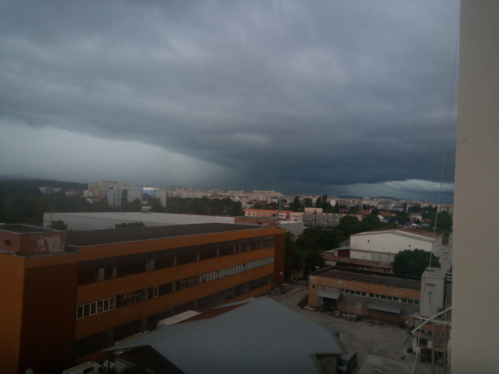Мощната стихия застигна София, "Метео Балканс" алармират, че... СНИМКИ