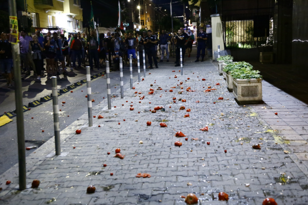 БЛИЦ TV! Напрежението в София ескалира! Протестъри атакуваха централа на НФСБ 