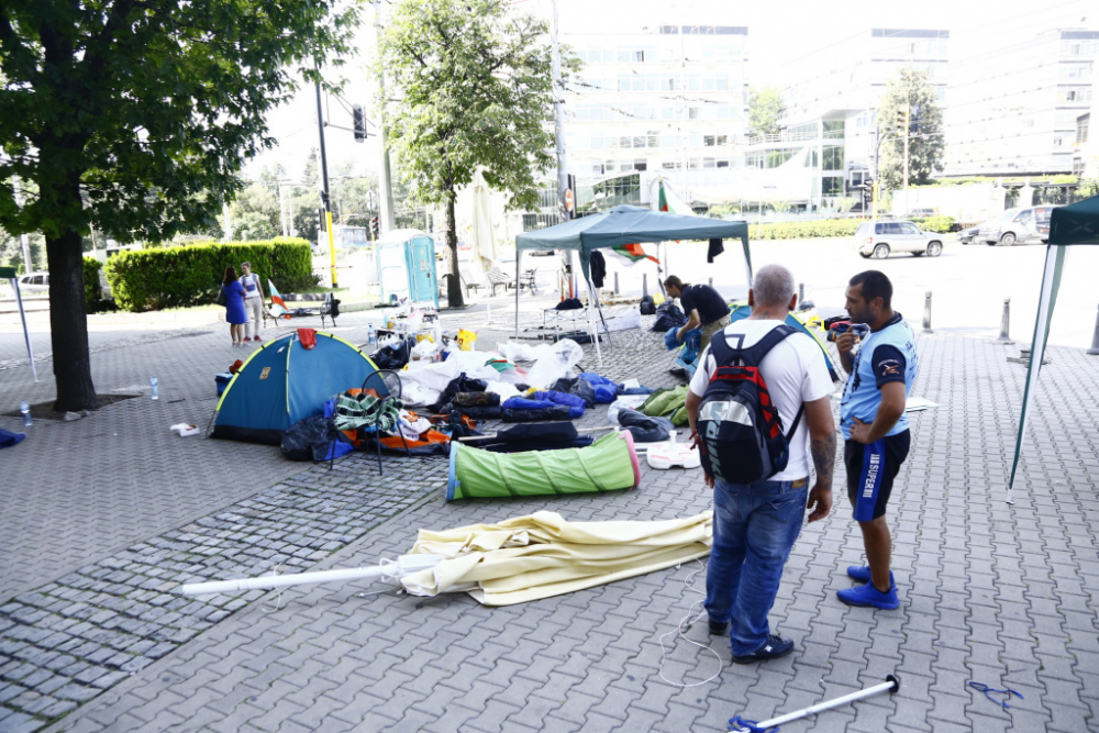Мрежата ври и кипи за разчистването на София от блокадите, палатки вече ще има само на 1 място СНИМКИ