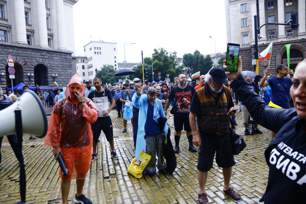 Извънредно: Полицията изпревари протестиращите и заварди центъра на София, ще се повтори ли "кървавата сряда"