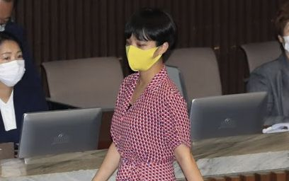 Млада депутатка от Южна Корея разбуни духовете с късата си рокличка СНИМКИ