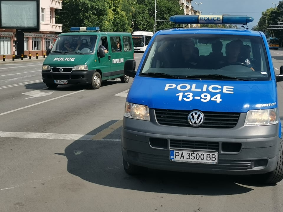Ивайло Мирчев видя два полицейски буса и се затресе от страх СНИМКА 