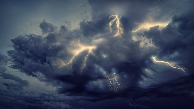 Чудовищна буря се задава откъм Родопите КАРТА 