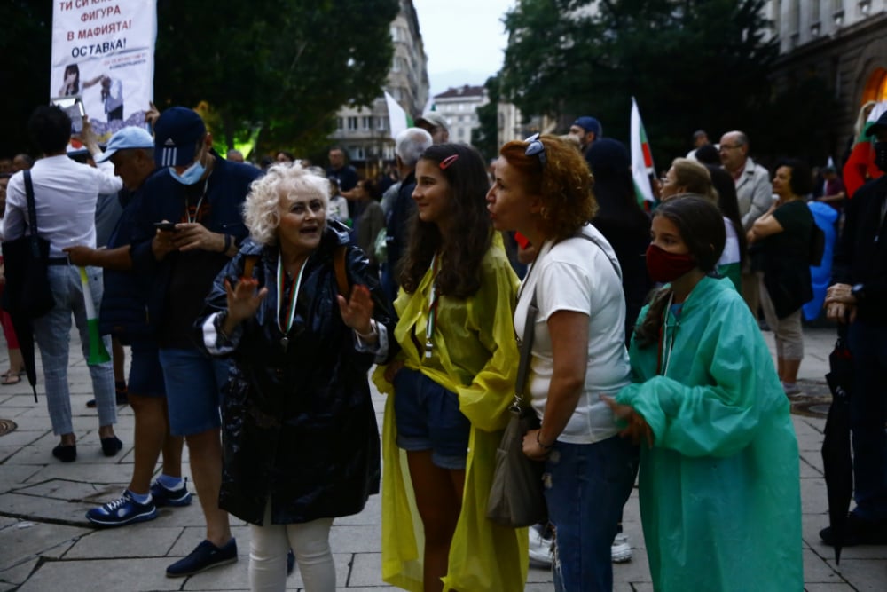 Адв. Хаджигенов поведе протестиращите към нова провокация БЛИЦ TV