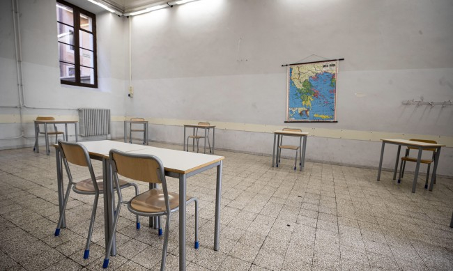 Заради пандемията: Учителите в Италия се готвят за първия учебен ден с трион в ръка