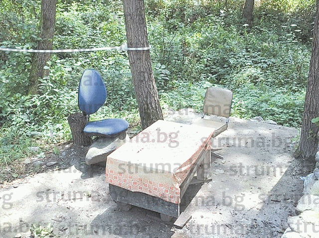 Незаконен бивак изникна насред благоевградски парк СНИМКИ