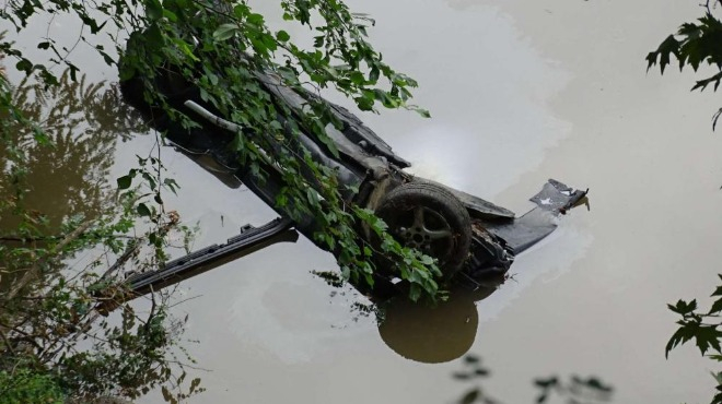 Зловещ инцидент с немски автомобил край Кресна, търсят починали под водата СНИМКИ