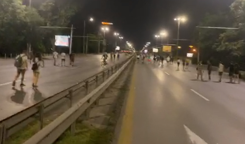  Протестиращите блокираха "Цариградско шосе", носят факли и... 