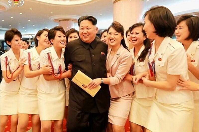 Президент си направи селфи с куп красиви момичета СНИМКА
