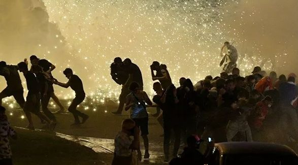 Барикади, палки, газ: Брутални кадри от протестите в Минск ВИДЕО
