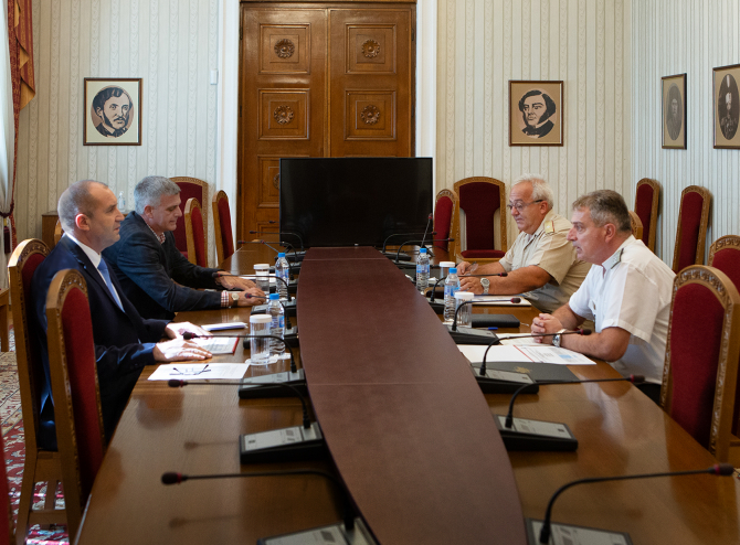 Президентът Радев на среща с началника на отбраната СНИМКА