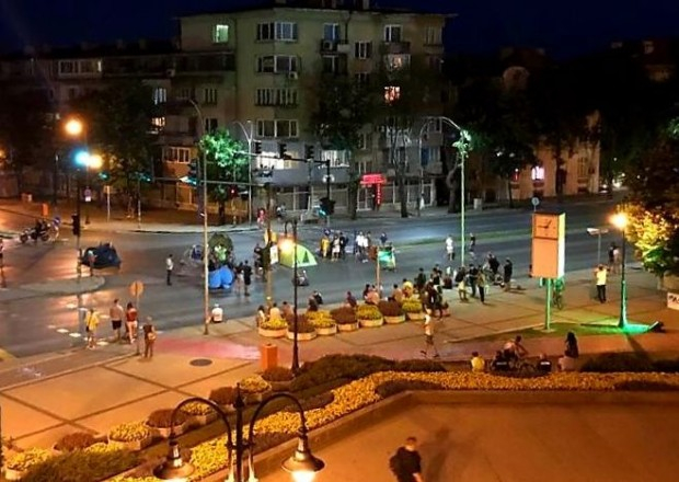 Див скандал между протестиращи във Варна, едва не се сбиха заради... ВИДЕО