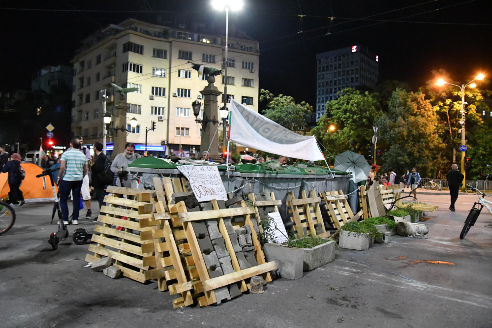 Протестиращите блокираха "Орлов мост", чува се вой на полицейски сирени