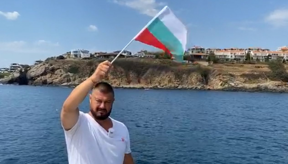 Бареков пробва десант от морето на затапения от палата на Прокопиев бряг, ето какво се случи ВИДЕО