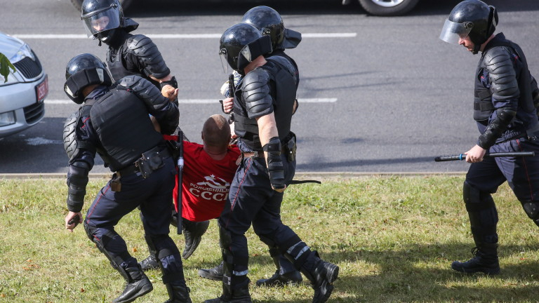 В Беларус стана страшно: Полицията стреля с огнестрелни оръжия по протестиращи