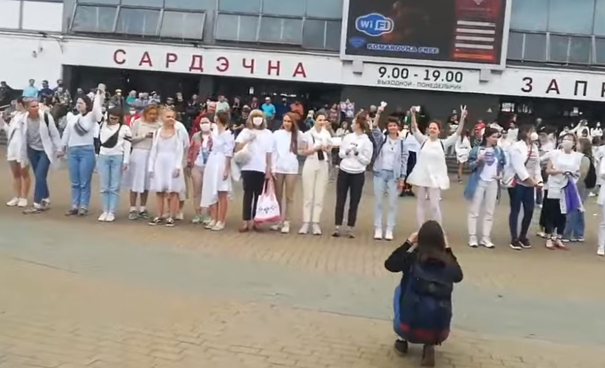 Жени в бяло направиха невероятно протестно зрелище в Беларус ВИДЕО 