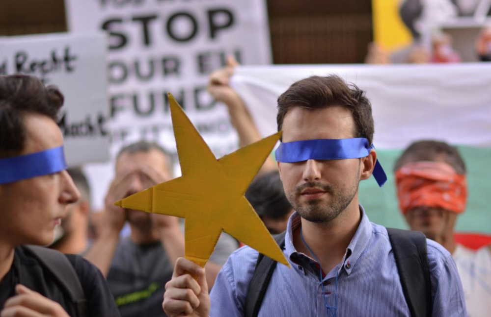 Журналистка срази протестиращите пред германското посолство 