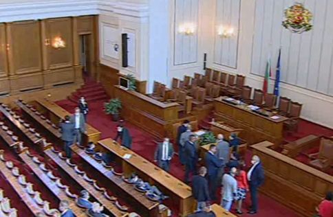 Фалстарт: Няма кворум за извънредното заседание на парламента ВИДЕО