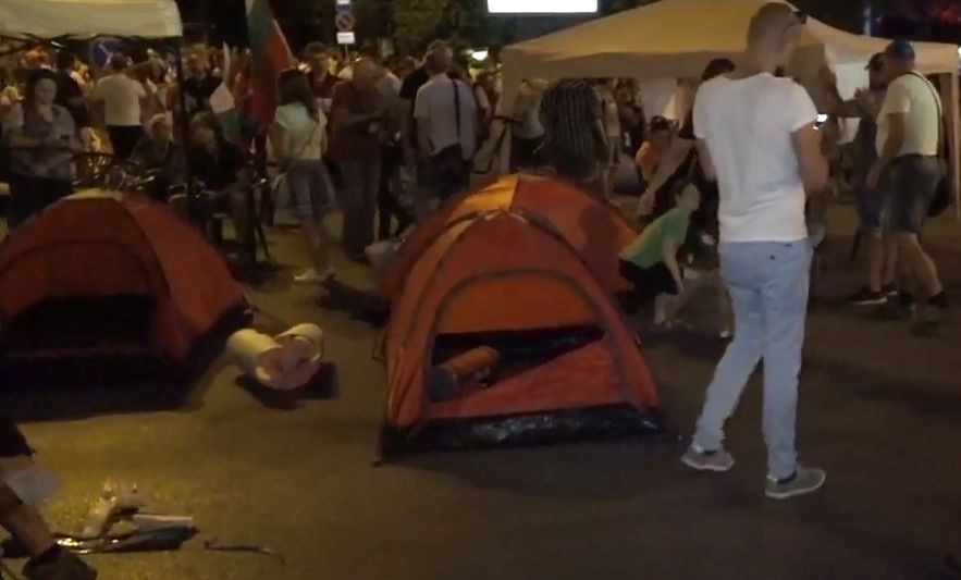 Извънредно: Нова палаткова блокада на ключово кръстовище в София! СНИМКИ