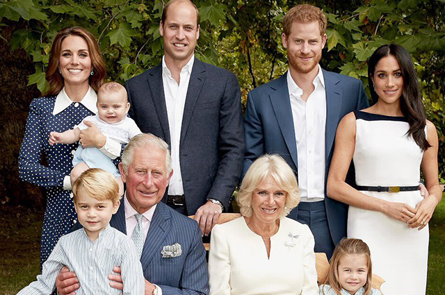 Истински кошмар се крие зад щастливата СНИМКА на британската кралска фамилия