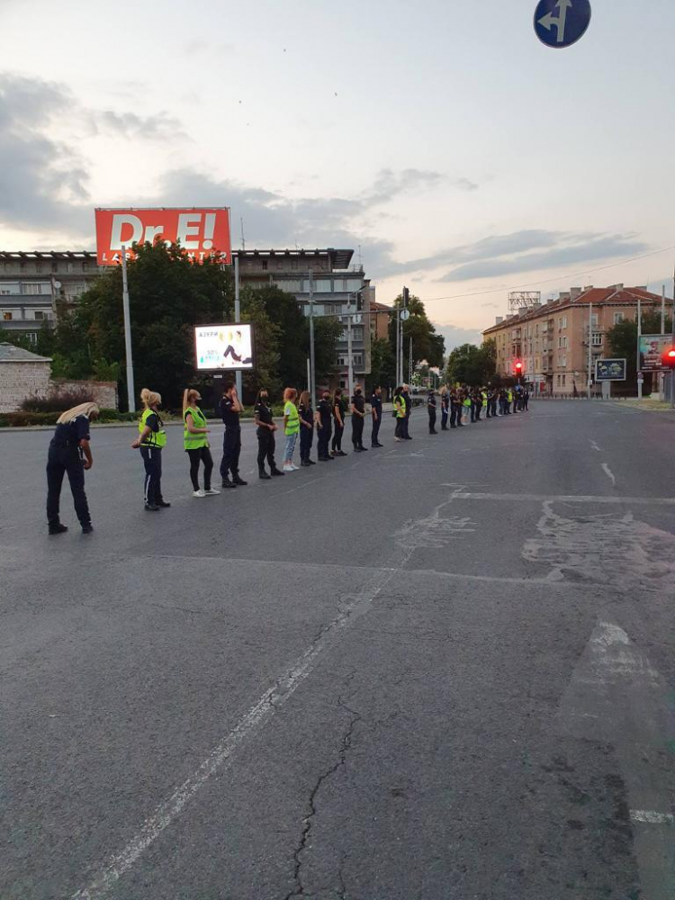 Пловдивчани благодарят с цветя на полицията, че не допусна блокада и напрежение на снощния протест