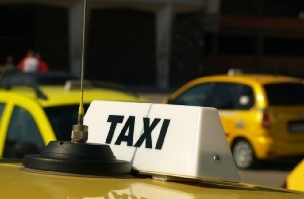 Таксиджия в София изпадна в шок, като видя колата си пред блока СНИМКИ
