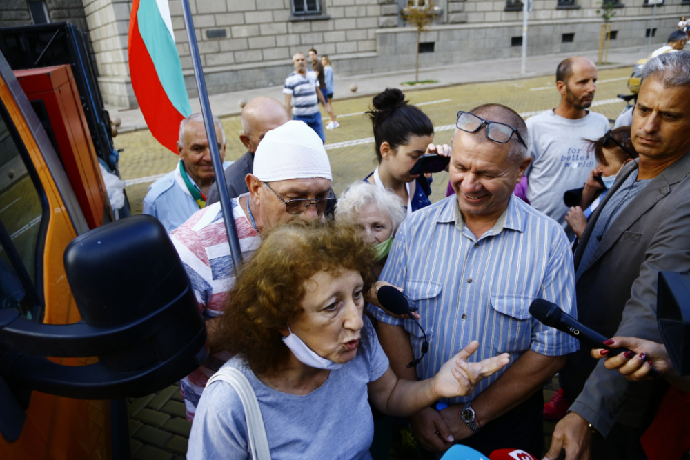 Напрежението ескалира! Едва в началото на протеста - бесен скандал и арест на гол мъж ВИДЕО